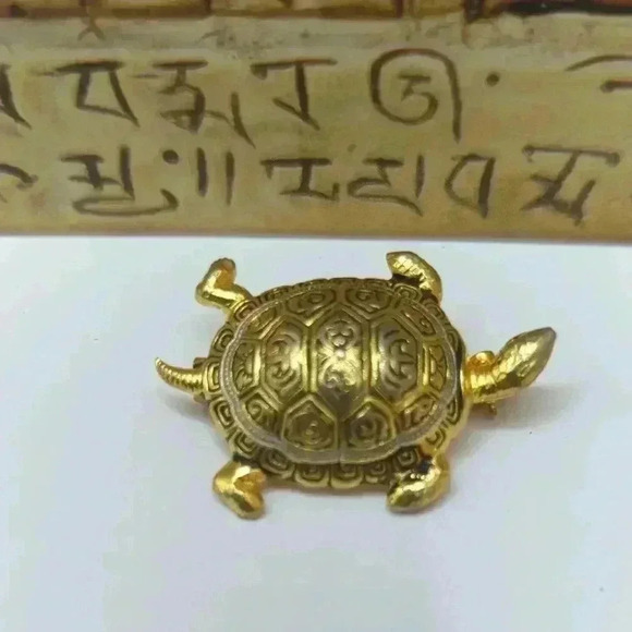 Vintage Goldtone Turtle Brooch Detailed Shell Design Classic & Whimsical Jewelry - Picture 2 of 4
